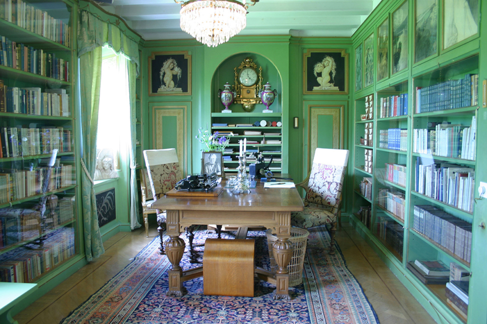 Interiör bibliotek i gröna färger